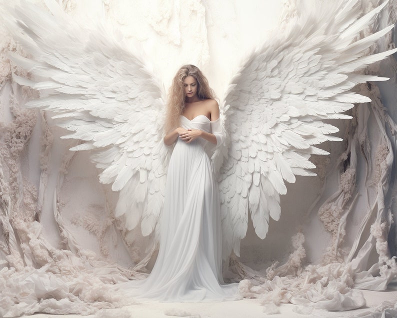 Puede incluir: Una mujer con el pelo largo y rubio que lleva un vestido blanco y grandes alas de &aacute;ngel blancas. El fondo es una superficie blanca texturizada.