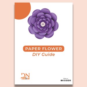 Pu&ograve; includere: Una guida fai-da-te bianca intitolata "Paper Flower" con una grande illustrazione di un fiore di carta viola. La guida ha uno striscione arancione con il titolo e un piccolo logo nell'angolo in basso a sinistra. Un cerchio arancione &egrave; nell'angolo in alto a sinistra.