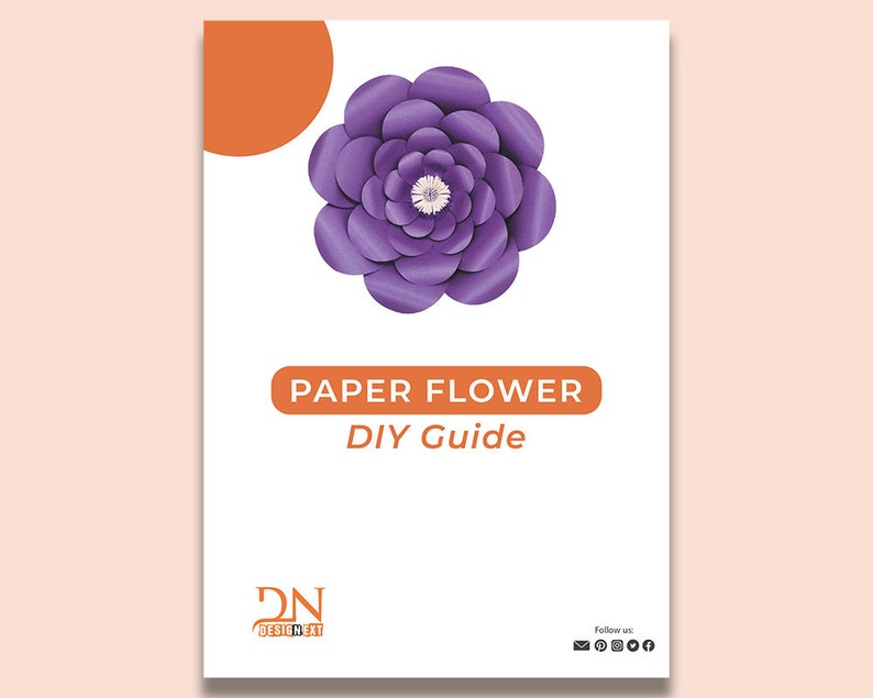 Pu&ograve; includere: Una guida fai-da-te bianca intitolata "Paper Flower" con una grande illustrazione di un fiore di carta viola. La guida ha uno striscione arancione con il titolo e un piccolo logo nell'angolo in basso a sinistra. Un cerchio arancione &egrave; nell'angolo in alto a sinistra.