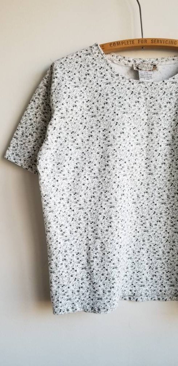 Size Large Boho Tshirt 90s Floral Tshirt Vintage Tshirt Floral Top 80s Flower Shirt Cotton Tee 1990s Minimalist Floral Tshirt