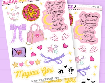 Op de afbeelding: Twee sticker vellen met diverse ontwerpen, waaronder een roze handtas, strikken, harten, sterren en de tekst "Magical Girl". De stickers hebben een roze en geel kleurenschema met de tekst "Fysiek ben ik hier Mentale strijd ik het kwaad bij maanlicht."