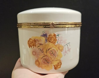 Très jolie grande boîte ronde vintage en céramique avec détails floraux