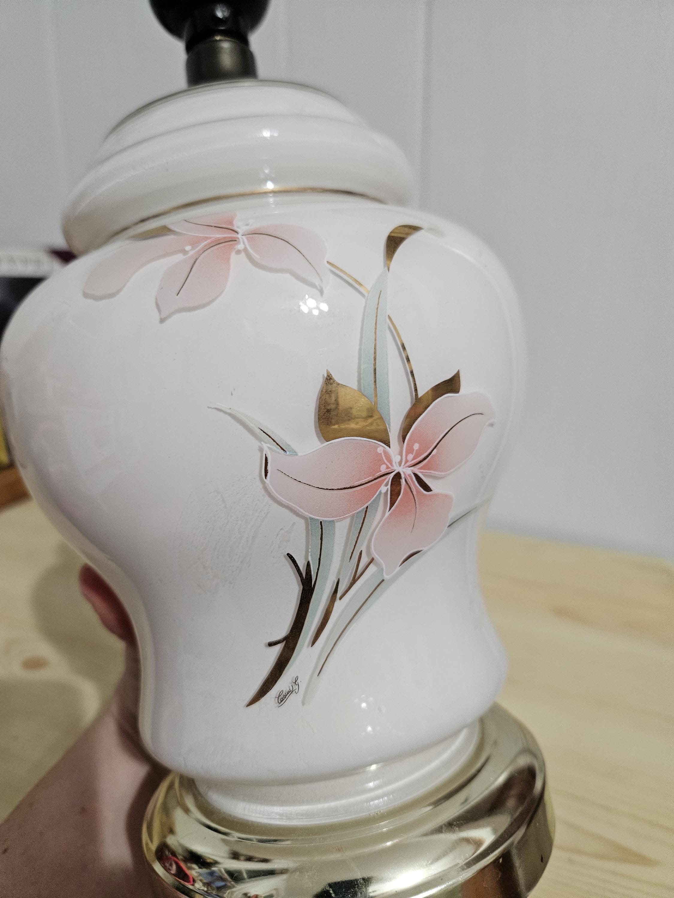 ヴィンテージミルクガラスの花柄テーブルランプ | 柔らかなピンクの花 