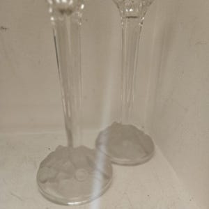 Set aus zwei (2) floralen Kerzenhaltern aus Glas