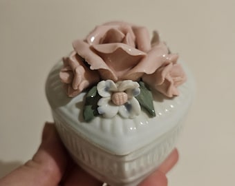Jolie boîte à bijoux blanche en forme de coeur avec une rose appliquée