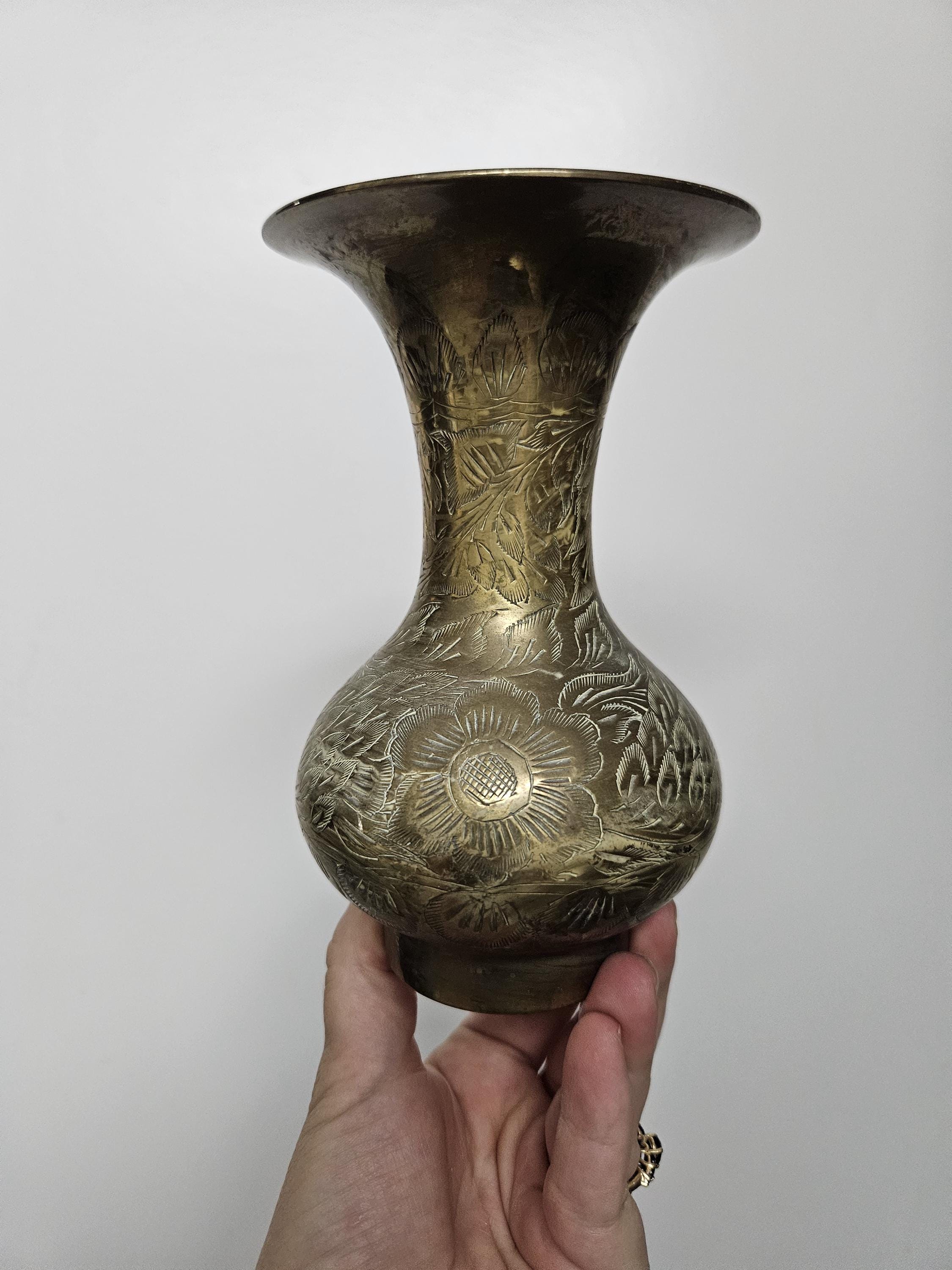 花の彫刻が施された美しいヴィンテージの真鍮製花瓶 - Etsy 日本