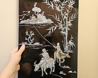 Painel de parede grande vintage asiático em laca preta com incrustações de madrepérola | Arte Chinoiserie | 23” x 11,5