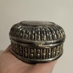 pretty round silver plated jewelry box