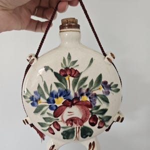 Bottiglia/fiaschetta in ceramica ungherese vintage con decorazione floreale dipinta a mano / Vaso decorativo in ceramica da appendere / Decorazione murale di arte popolare / Tappo in sughero