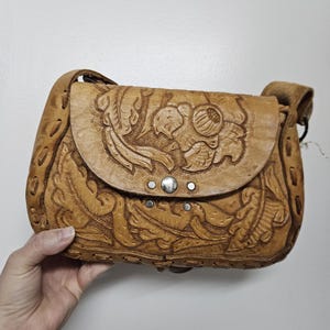 Hermoso bolso vintage de cuero repujado con diseño floral estilo bohemio.
