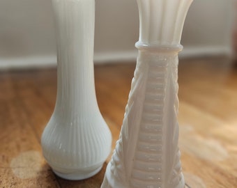 Süßes Set aus zwei (2) Vintage-Vasen aus Milchglas