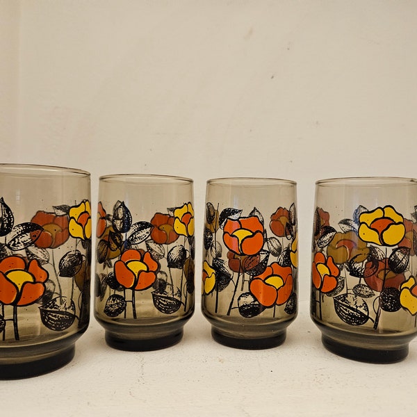 Joli lot de quatre (4) verres vintage à fleurs en verre fumé et fleuri