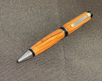 Pluma estilográfica ejecutiva de madera de olivo: ¡Instrumento de escritura hecho a mano procedente de Tierra Santa!