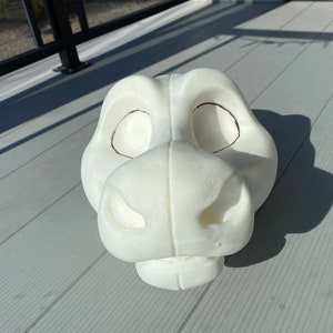 Pu&ograve; includere: Maschera di pelliccia bianca non finita con segni neri per occhi e naso. La maschera &egrave; realizzata in schiuma ed &egrave; pronta per essere foderata e dipinta.