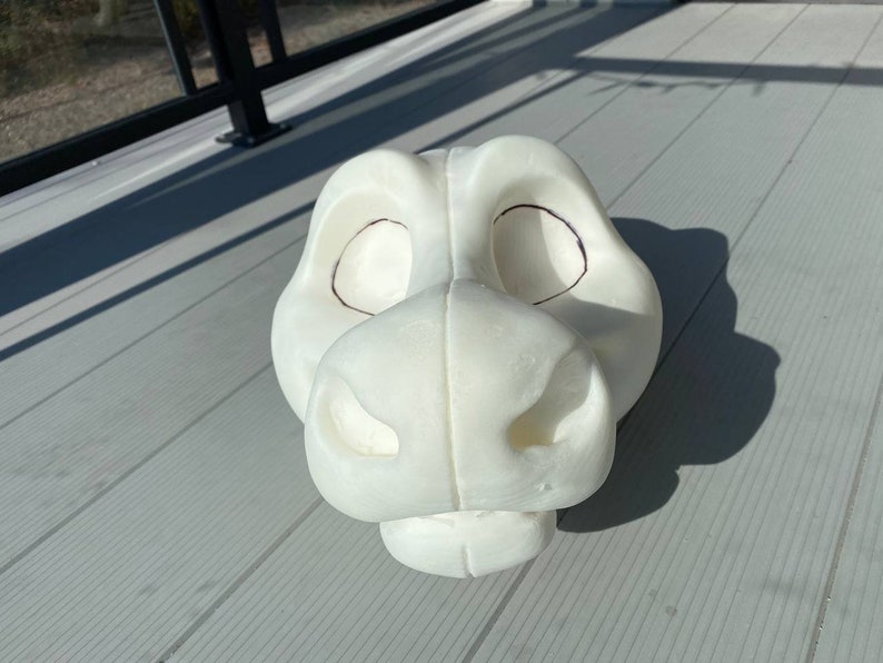 Pu&ograve; includere: Maschera di pelliccia bianca non finita con segni neri per occhi e naso. La maschera &egrave; realizzata in schiuma ed &egrave; pronta per essere foderata e dipinta.