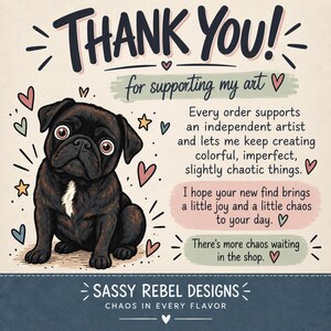 Puede incluir: Una tarjeta de agradecimiento con la ilustraci&oacute;n de un pug negro con una mancha blanca en el pecho, rodeado de corazones y estrellas. El texto dice: THANK YOU! for supporting my art, Every order supports an independent artist, y SASSY REBEL DESIGNS.
