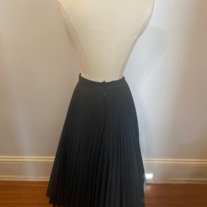 1950s pleated black skirt image 3