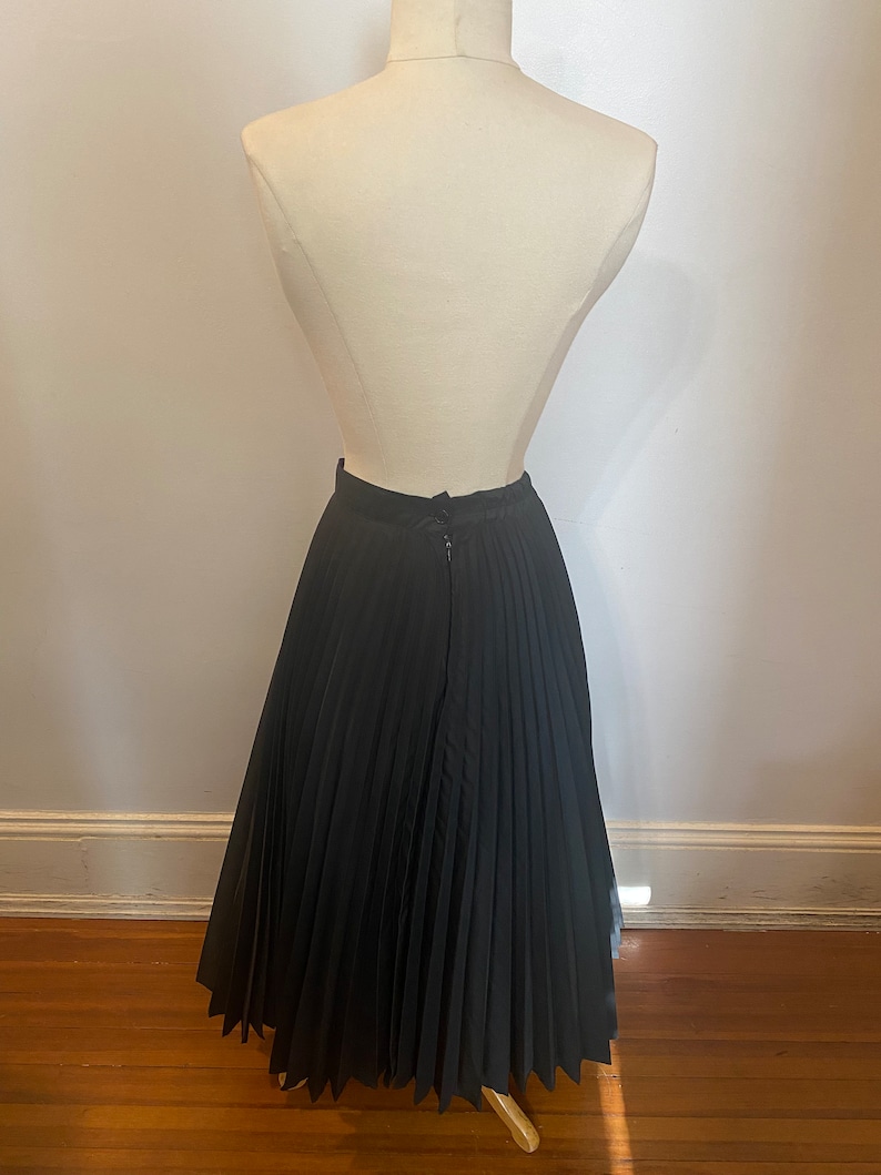 1950s pleated black skirt image 3