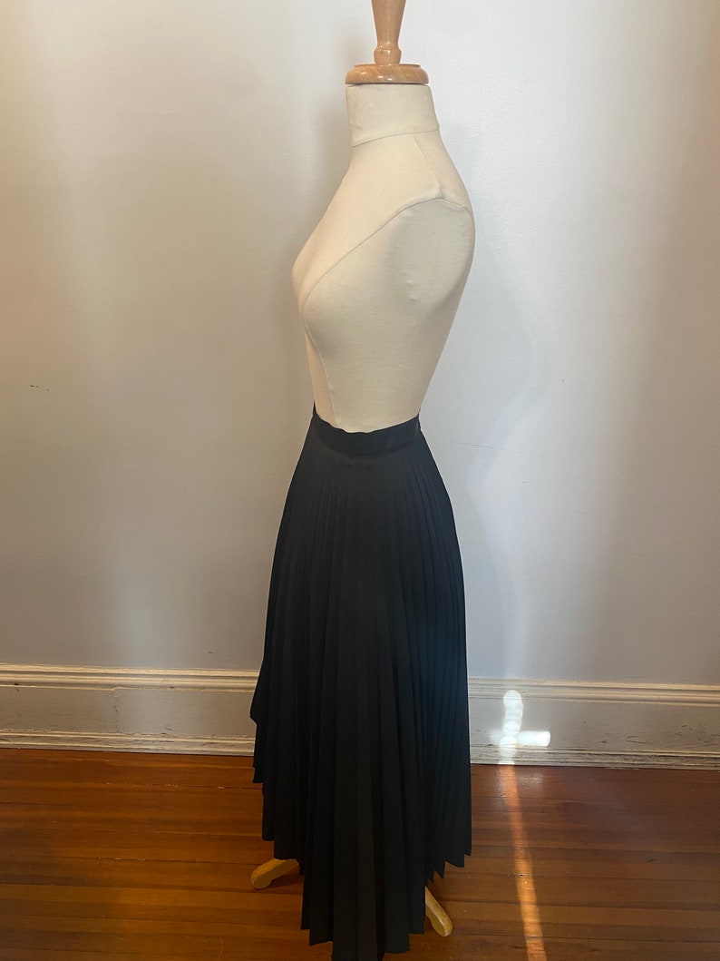 1950s pleated black skirt image 2