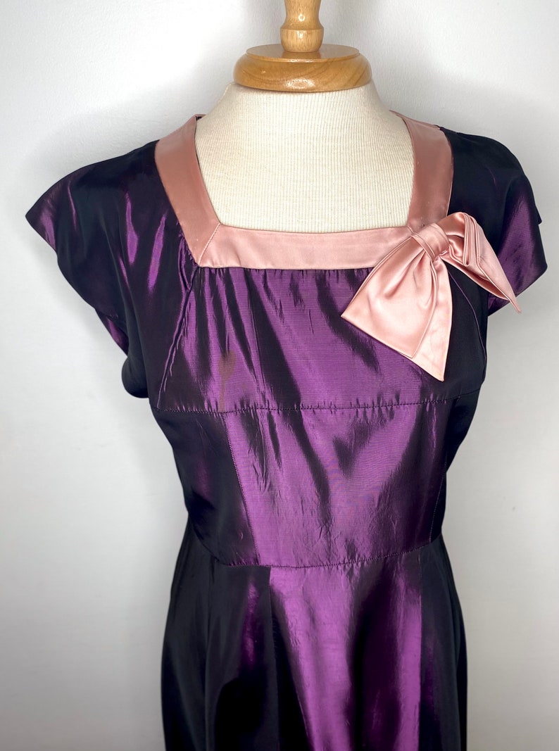 1950s Vintage Metallic Purple Taffeta Fit and Flare Dress with Pink Satin Ribbon, Full Skirt image 2