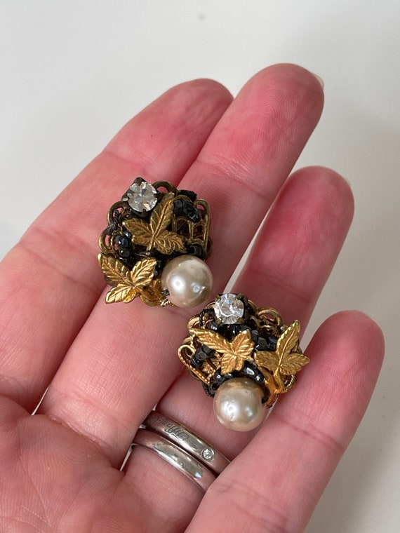 Vintage Miriam Haskell Gold Tone Pearl Earrings - image 3