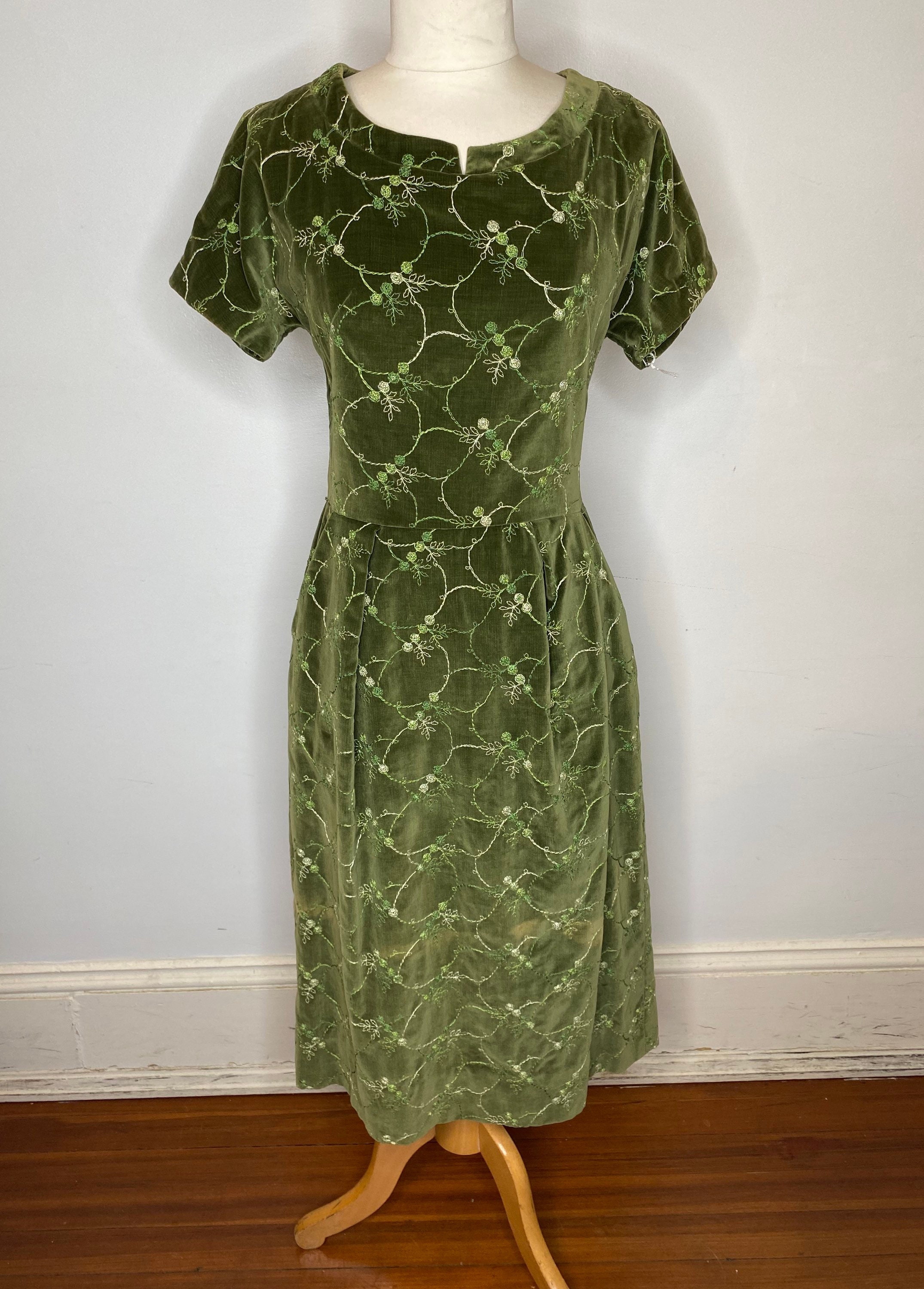 1950s-60s Green Velvet Sheath Dress With Floral Embroidery