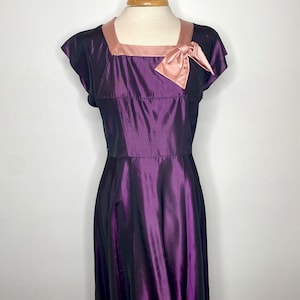 1950s Vintage Metallic Purple Taffeta Fit and Flare Dress with Pink Satin Ribbon, Full Skirt image 4