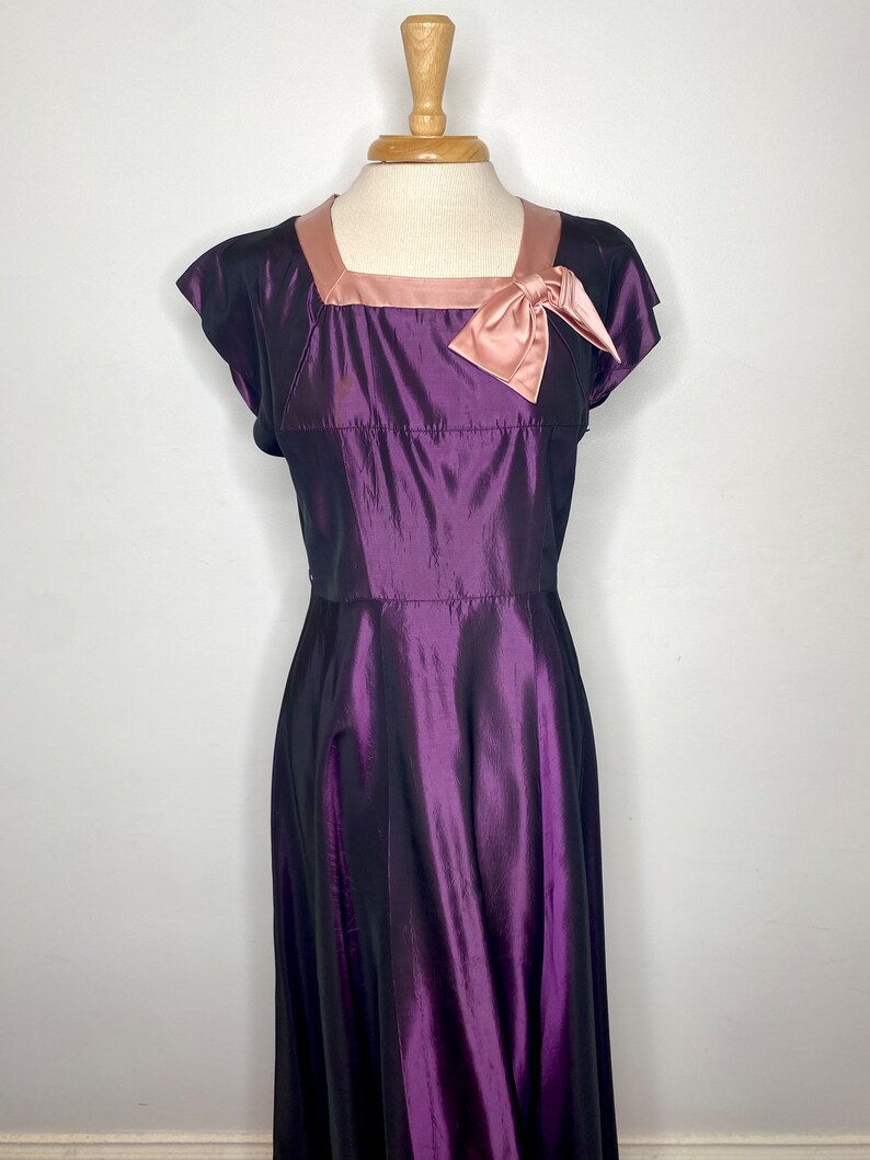 1950s Vintage Metallic Purple Taffeta Fit and Flare Dress with Pink Satin Ribbon, Full Skirt image 4