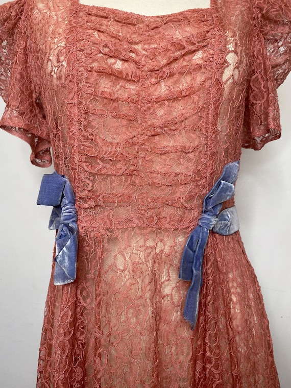 1940s Vintage Dusty Pink Lace Gown with Blue Velv… - image 3