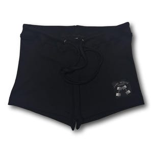 Puede incluir: Pantalones cortos deportivos negros con cintura de cord&oacute;n y un parche cuadrado en la pierna derecha. El parche muestra el texto "CAMP MUSCLE" sobre una ilustraci&oacute;n de dos mancuernas. Los pantalones tienen un dise&ntilde;o negro liso y sencillo.