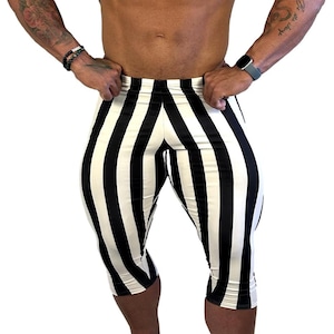 Puede incluir: Leggings de rayas blancas y negras de longitud recortada.