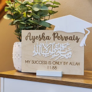Mooie afstudeerplaat met basis - houten plaat met acryl - islamitische afstudeerceremonie