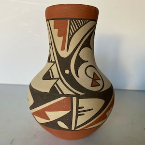 Vase Pottery Southwest Jemez Pueblo 5&quot; Mid-size Vintage Hourglass Shape Signed Dolores Toya