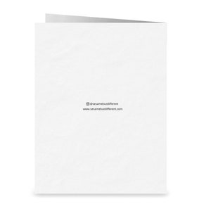K&ouml;nnte beinhalten: Blanke wei&szlig;e Karte mit strukturierter Oberfl&auml;che. Die R&uuml;ckseite der Karte tr&auml;gt den Text "@sesamebutdifferent" und "www.sesamebutdifferent.com" in schwarzer Schrift.