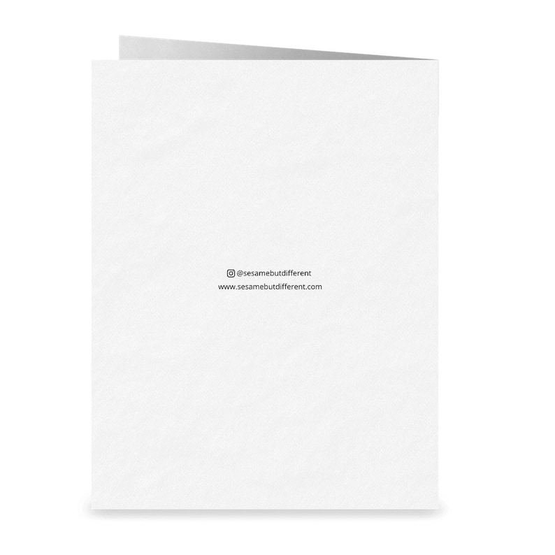 K&ouml;nnte beinhalten: Blanke wei&szlig;e Karte mit strukturierter Oberfl&auml;che. Die R&uuml;ckseite der Karte tr&auml;gt den Text "@sesamebutdifferent" und "www.sesamebutdifferent.com" in schwarzer Schrift.