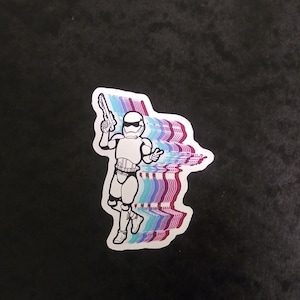Peut inclure: Un personnage de stormtrooper blanc avec un blaster sur un fond abstrait coloré et glitch.