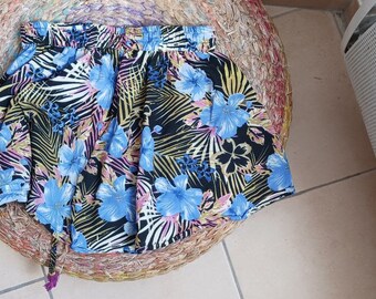 Short à fleurs style tropical