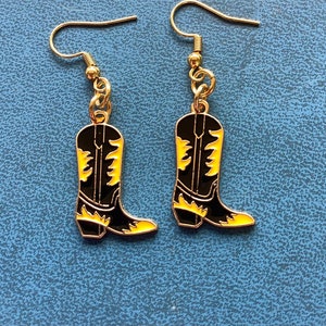 Schwarze und gelbe Cowboystiefel