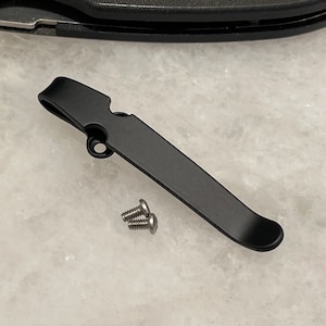 Clip de bolsillo de titanio negro para transporte profundo para cuchillos Spyderco Para 3 G10 y Yojimbo 2, con la punta hacia arriba.