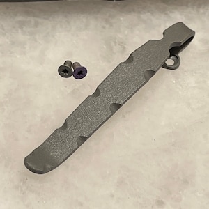 Clip de bolsillo profundo de titanio gris compatible con la cuchilla Benchmade Mini 765.