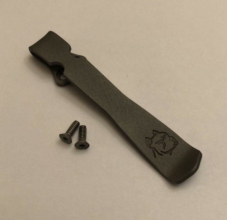Puede incluir: Un clip de bolsillo de metal negro con un peque&ntilde;o logotipo grabado en la parte inferior. Se incluyen dos tornillos negros.
