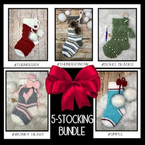 Op de afbeelding: Een set van vijf gehaakte kerstsokken in verschillende kleuren en stijlen. De sokken worden getoond op een wit, pluche oppervlak en een houten oppervlak. De sokken zijn gelabeld met de volgende namen: #Turnberry, #Thundersnow, #Boho Beaded, #Wonky Heart en #Simple. De set wordt "5-Stocking Bundle" genoemd.