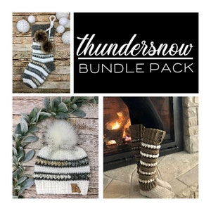 Op de afbeelding: Een haakpakket met een wit-bruine gestreepte kous met een witte pompon, een witte muts met een witte pompon en bruin-witte strepen, en een paar bruin-witte gestreepte beenwarmers. De tekst "thundersnow BUNDLE PACK" wordt weergegeven op een zwarte achtergrond.