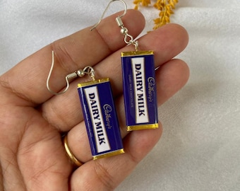 Pendientes miniatura de chocolate Dairy Milk de los 90 - Joyería de comida en miniatura, pendientes de comida, joyería de comida, amante del chocolate, casa en miniatura