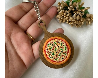 Portachiavi in miniatura a forma di deliziosa pizza, cibo indiano in miniatura, cibo per casa delle bambole, amante della pizza, portachiavi a forma di pizza per casa delle bambole, portachiavi in miniatura a forma di cibo in argilla