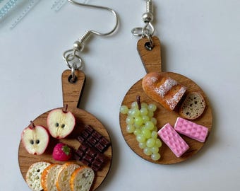 Orecchini in miniatura ChocoFruit Delights, orecchini a forma di frutta, orecchini a tema bistrot, orecchini a tema snack, orecchini in miniatura a tema cibo