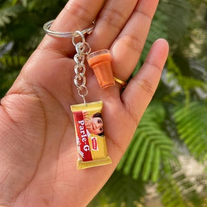 Llavero de Chai en miniatura con Parle-G, miniatura de comida india, comida para casa de muñecas, amante de Parle-G, mini llavero de arcilla, mini llavero con temática gastronómica