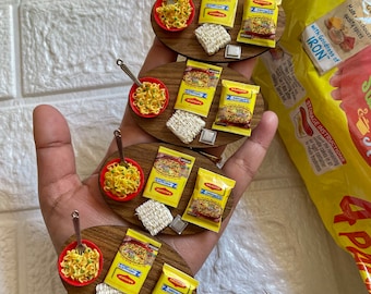 Imán de nevera con forma de fideos Maggi en miniatura - Fideos en miniatura - Comida para casa de muñecas - Amantes de los fideos, imán de arcilla con forma de comida Maggi, decoración de nevera con forma de comida