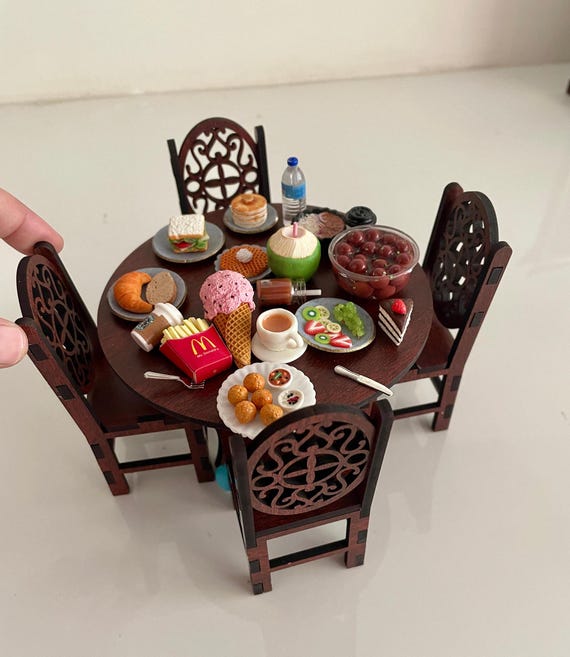 Mini Snack Combo Meal su un tavolo da pranzo in legno fatto a mano