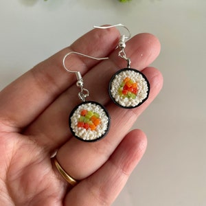 Miniatur Sushi Ohrringe, Essen Ohrringe, Essen Schmuck, indische Miniatur Kunst, japanisches Gericht, Miniatur Essen Ohrringe, handgefertigte Mini Essen